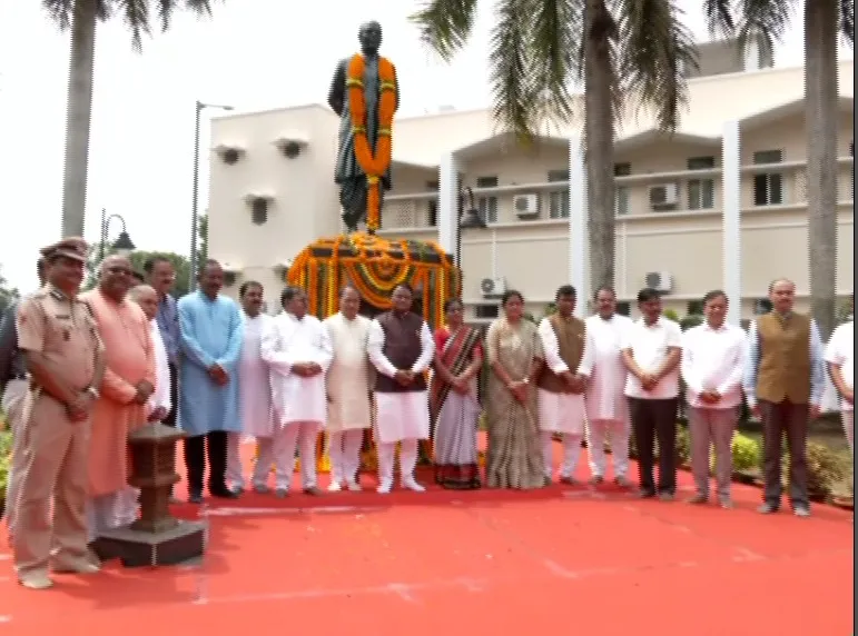 ଆଜି ବିଜୁବାବୁଙ୍କ ତିରୋଧାନ ଦିବସରେ ମୁଖ୍ୟମନ୍ତ୍ରୀ ମୋହନ ମାଝୀ ପ୍ରତିମୂର୍ତ୍ତିରେ ପୁଷ୍ପମାଲ୍ୟ ଅର୍ପଣ କଲେ