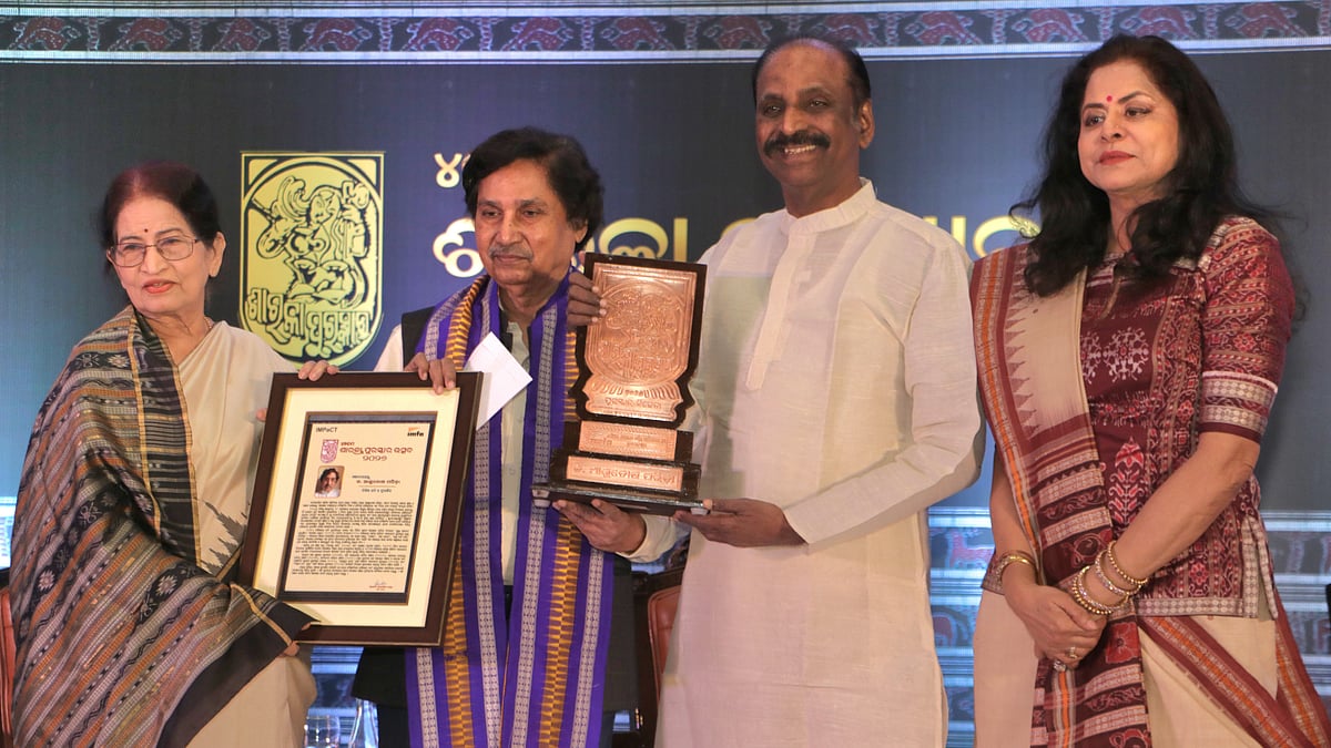 ଶାରଳା ପୁରସ୍କାରରେ ସମ୍ମାନିତ ହେଲେ କବି ଆଶୁତୋଷ ପରିଡ଼ା